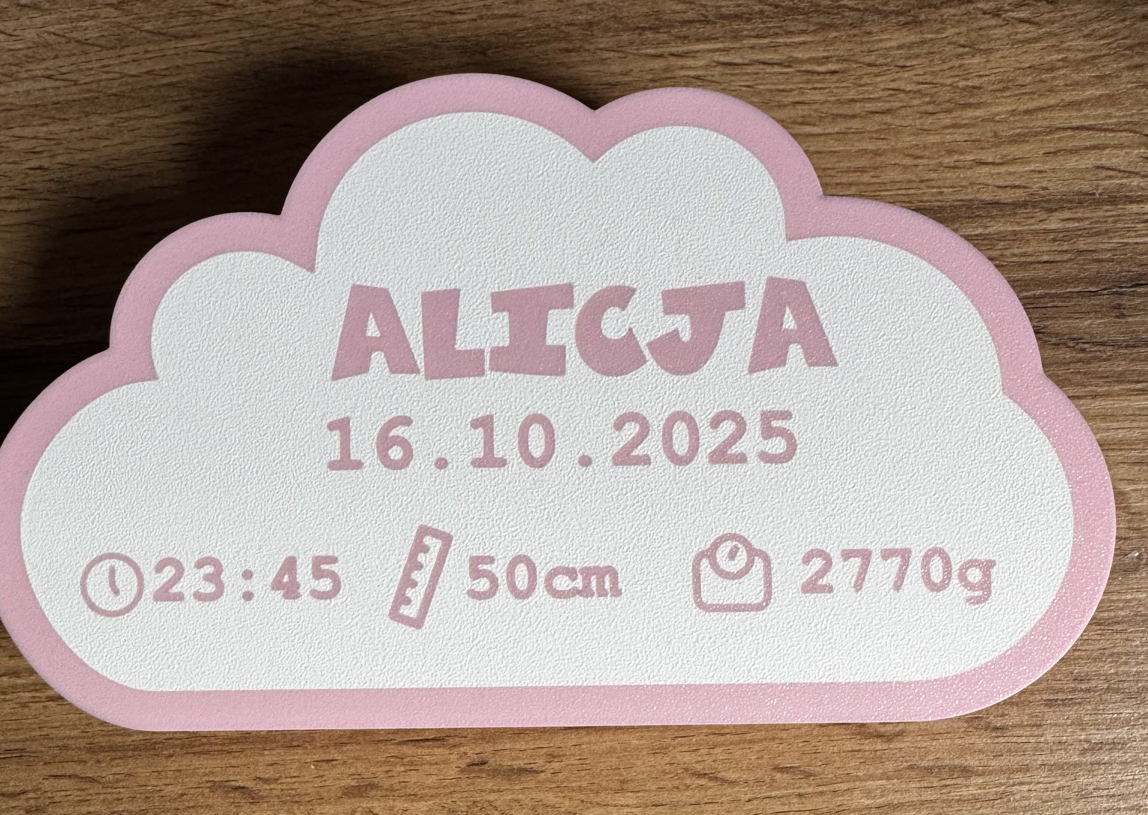 Personalizowany prezent na narodziny — lampka-chmurka Nubli z metryczką: imię Alicja, data i godzina urodzenia, wzrost i waga